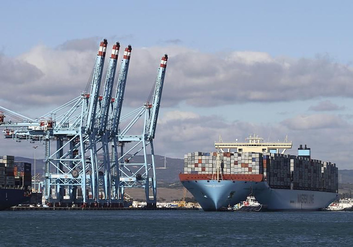 El buque portacontenedores más grande del mundo, el Maersk MacKinney Moller', en la bahía de Algeciras