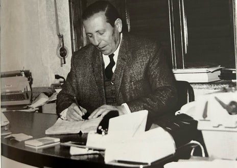 Imagen secundaria 1 - En la imagen principal, la primera fábrica transformadora de ElPozo en 1954; abajo a la izquierda, el fundador y padre del actual presidente, Antonio Fuertes; abajo a la derecha, el interior de una fábrica de ElPozo