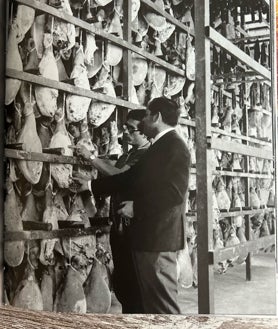 Imagen secundaria 2 - En la imagen principal, la primera fábrica transformadora de ElPozo en 1954; abajo a la izquierda, el fundador y padre del actual presidente, Antonio Fuertes; abajo a la derecha, el interior de una fábrica de ElPozo