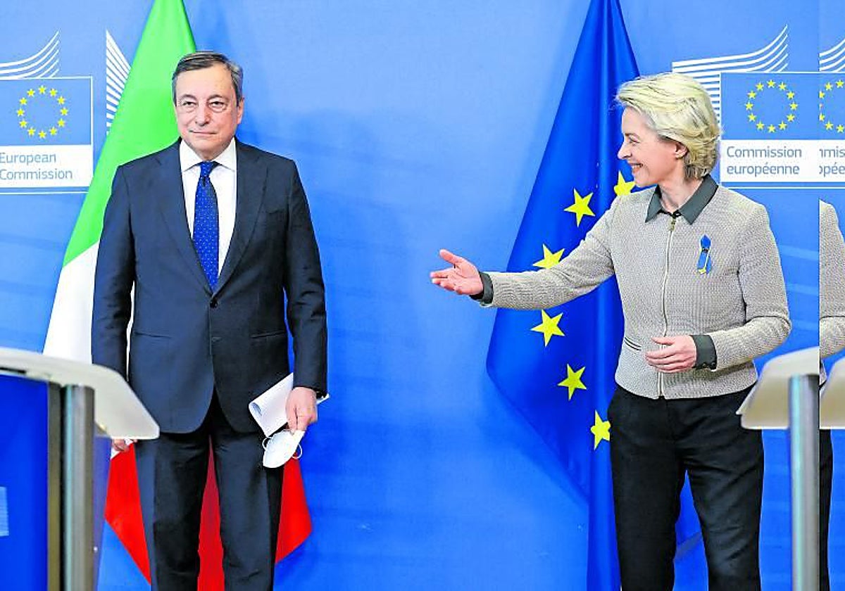 La presidenta de la Comisión Europea, Ursula von der Leyen, junto a Mario Draghi