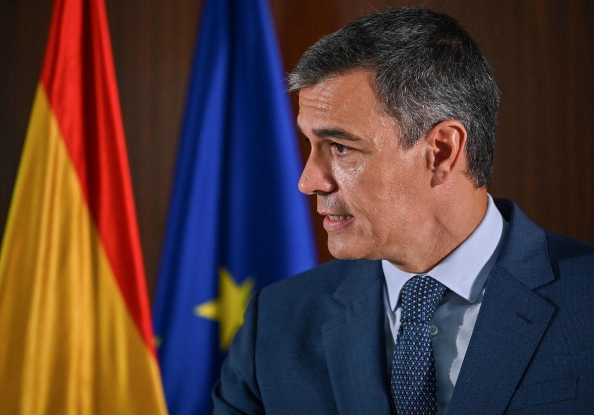 El presidente del Gobierno, Pedro Sánchez, en una rueda de prensa en Kunshan, China