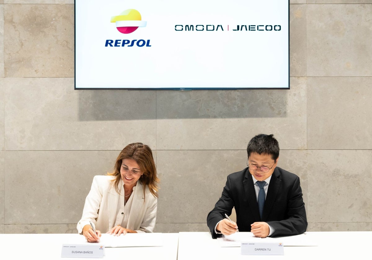 Susana Baños, directiva de Repsol, y Darren Tu, de Chery, firmando el acuerdo