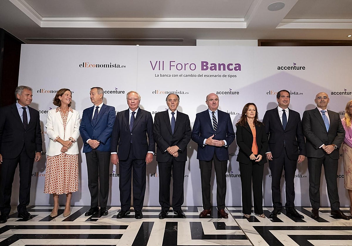 González Bueno, el tercero por la izquierda, y Belausteguigotia, el tercero por la derecha