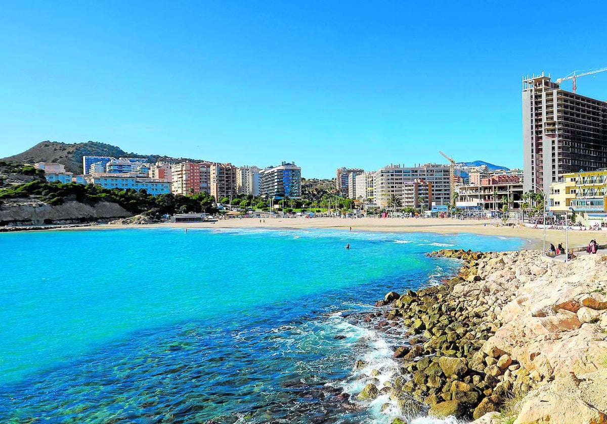 Una imagen de viviendas en la Playa de la Cala de Finestrat (Alicante)