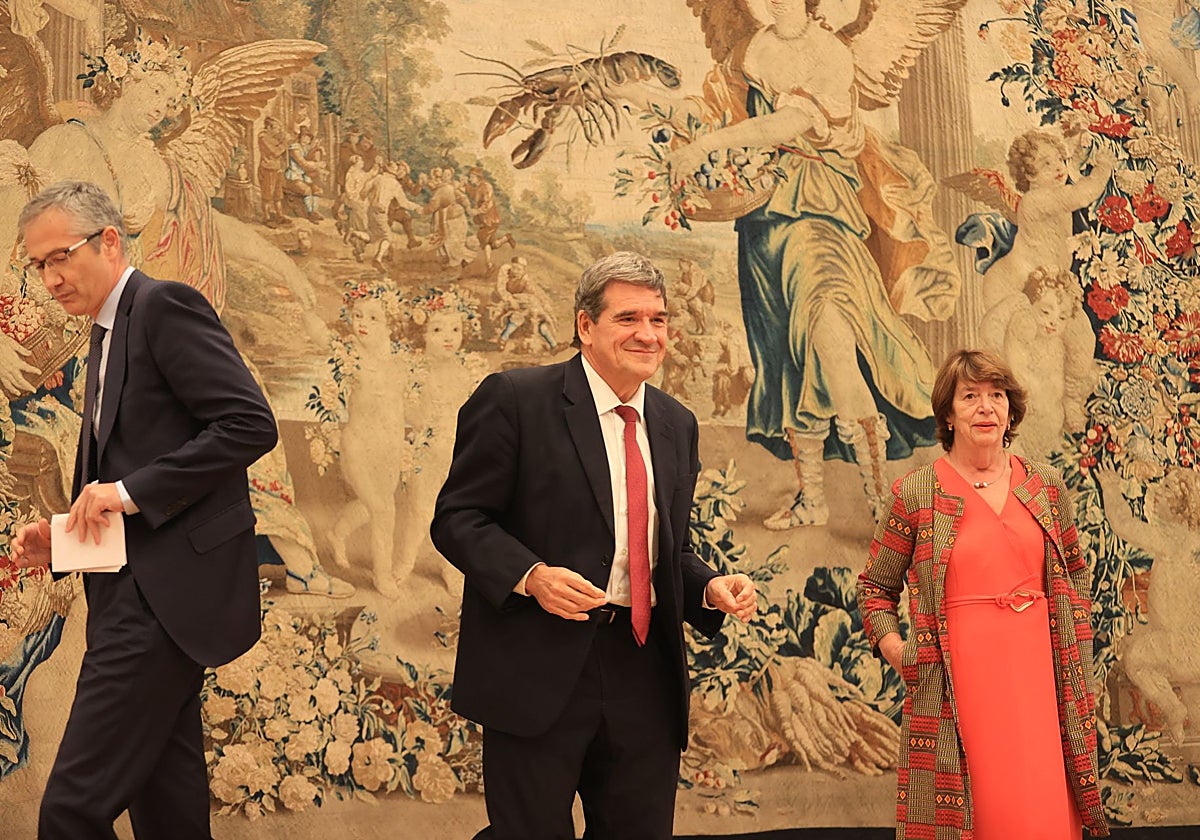 El nuevo gobernador del Banco de España, José Luis Escrivá (en el centro), junto con el saliente, Pablo Hernández de Cos, y la que será la nueva subgobernadora, Soledad Núñez