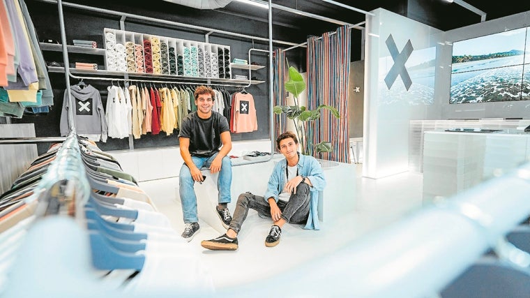 Nacho Rivera y Juan Fernández-Estrada lanzaron la marca de sudaderas y camisetas Blue Banana en el ámbito digital hace ocho años. Cuando acabe este año contarán con 40 puntos de venta físicos