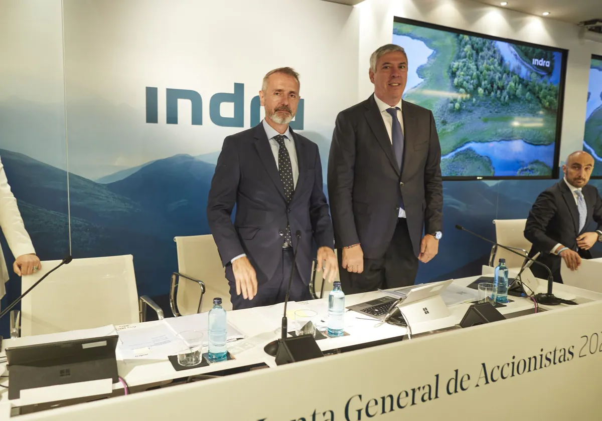 Mark Murtra, president of Indra (left), and its CEO José Vicente de los Mosos, as Minsait's technology subsidiary CEO and CEO Luis Abril (right) looks on