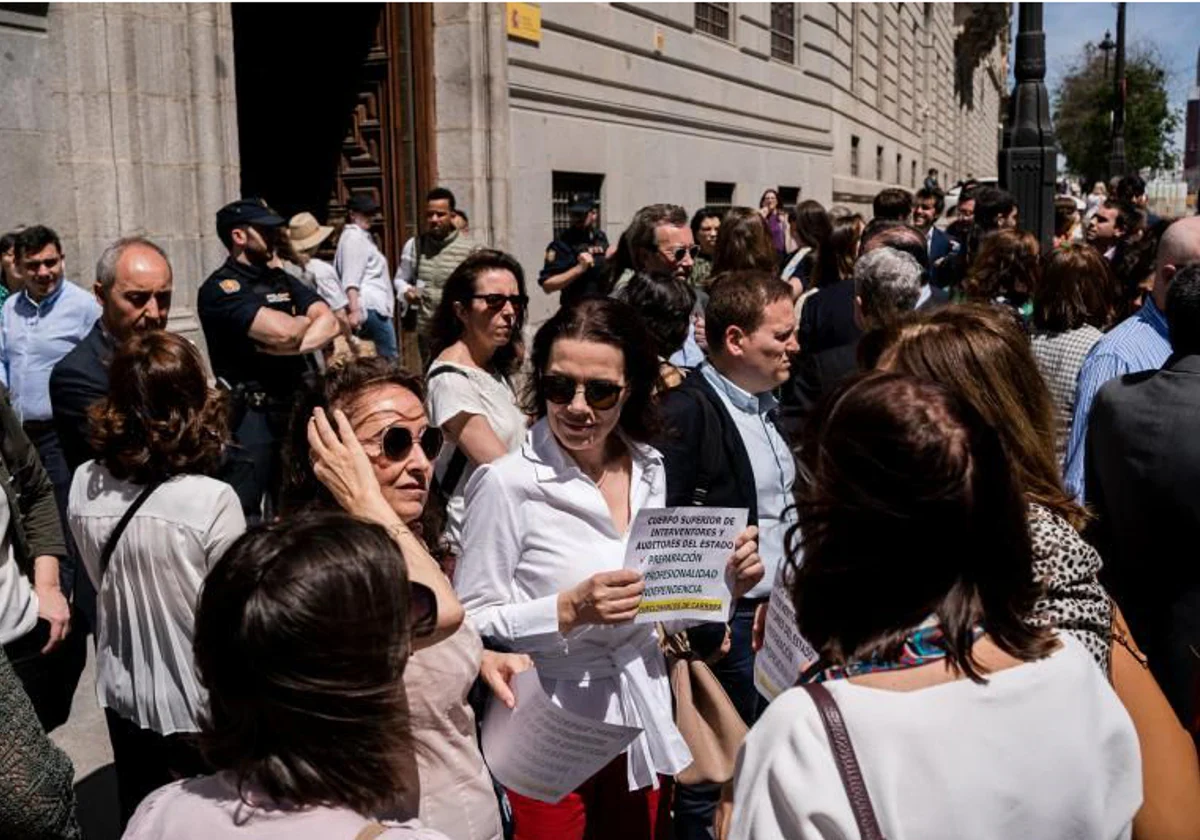 Imagen de una concentración de altos funcionarios frente al Ministerio de Hacienda