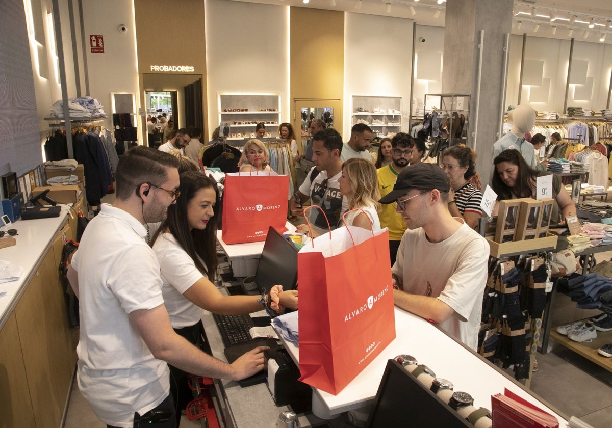 Clientes hacen cola en una tienda de ropa