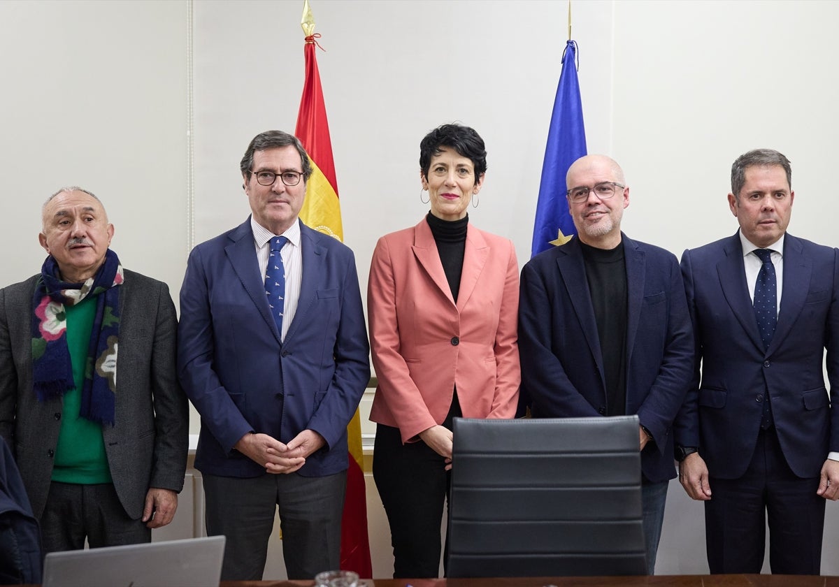 El secretario general de UGT, Pepe Álvarez; el presidente de CEOE, Antonio Garamendi; la ministra de Seguridad Social, Elma Saiz; el secretario general de CC.OO., Unai Sordo, y el presidente de Cepyme, Gerardo Cuerva