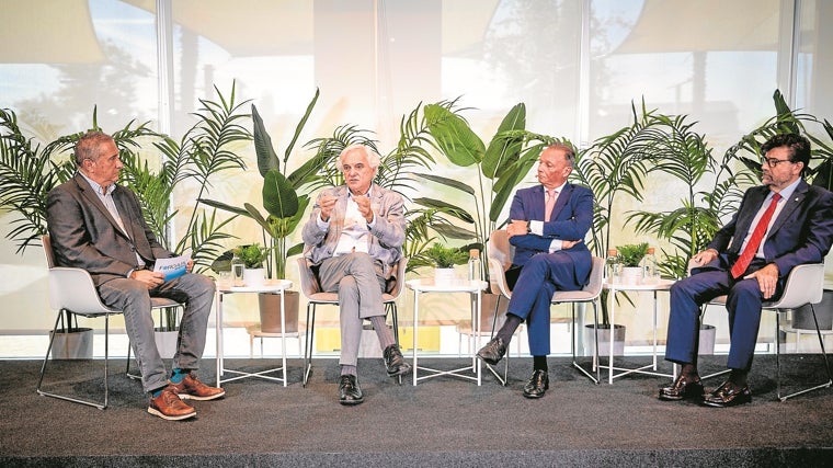 La segunda mesa redonda de la jornada, 'La atracción de inversiones como palanca de progreso económico', moderada por el colaborador de ABC Empresa Alberto Velázquez, contó con la participación de Miguel Garrido de La Cierva, presidente de CEIM; Salvador Navarro, presidente de CEV, y Javier Peinado, Secretario General de Creex