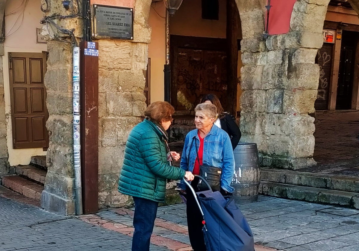 Dos personas conversan en una calle de la ciudad de León