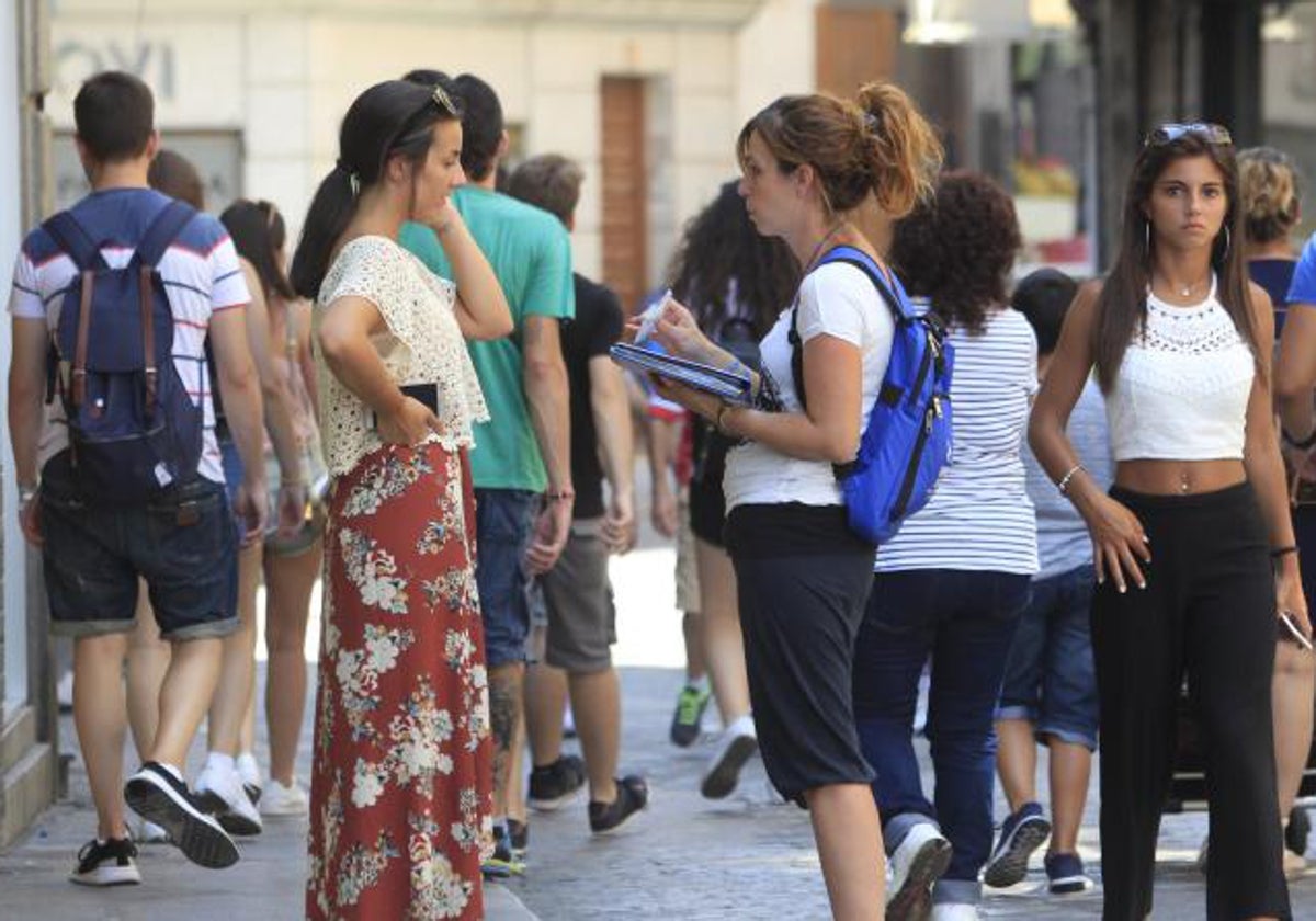 Personas en una calle de Toledo