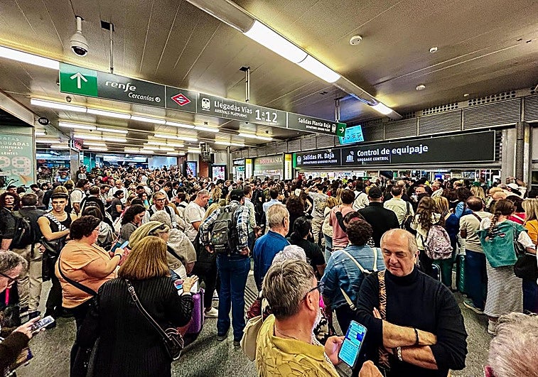 Cientos de personas en la estación de Atocha, a 19 de octubre de 2024, en Madrid (España)