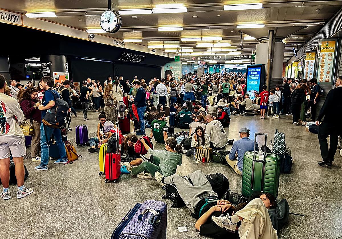 Cientos de personas en la estación de Atocha este sábado tras los retrasos y cancelaciones