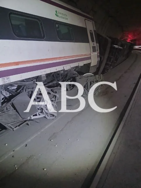 Así ha quedado el tren tras descarrilar en el túnel que une Chamartín y Atocha en Madrid