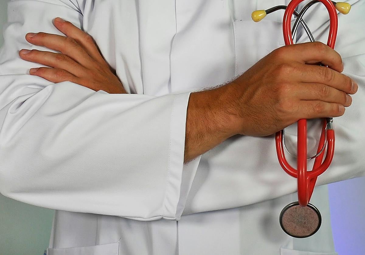 Cuánto dinero gana un médico de cabecera en España en 2024: sueldo medio y complementos