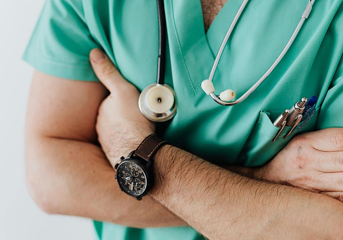 Cuánto dinero gana un médico de cabecera en España: salario por comunidad autónoma y complementos