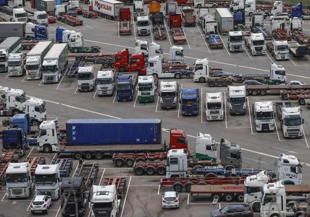 Patronales y sindicatos acuerdan &#039;in extremis&#039; desconvocar la huelga de transportistas, pero el autobús la mantiene
