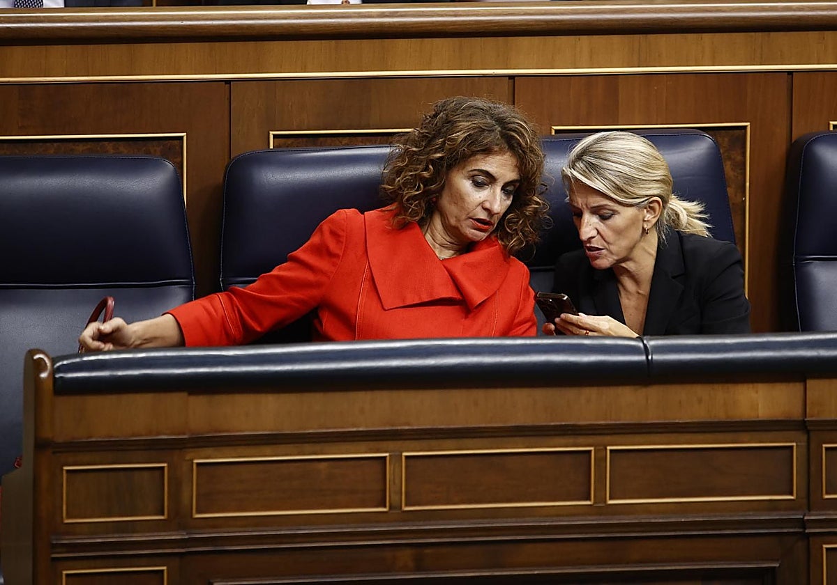 La ministra de Hacienda, María Jesús Montero, con la líder de Sumar, Yolanda Díaz