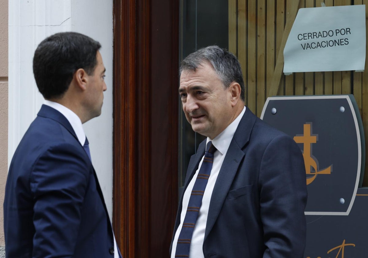 El portavoz del PNV en el Congreso, Aitor Esteban, junto al lendakari, Imanol Pradales