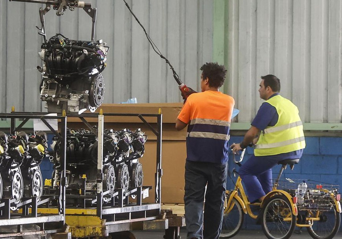 Dos empleados del sector industrial