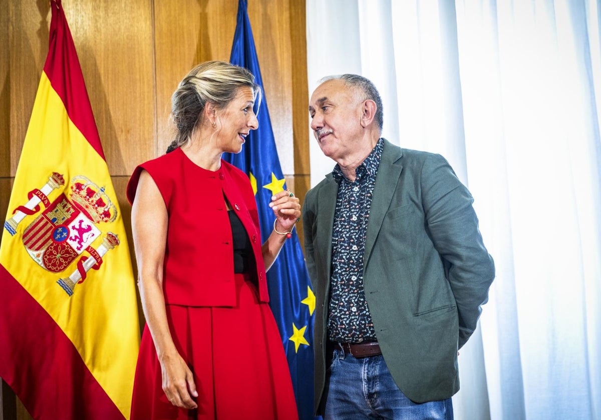 El secretario general de UGT, Pepe Álvarez, con la vicepresidenta y ministra de Trabajo, Yolanda Díaz