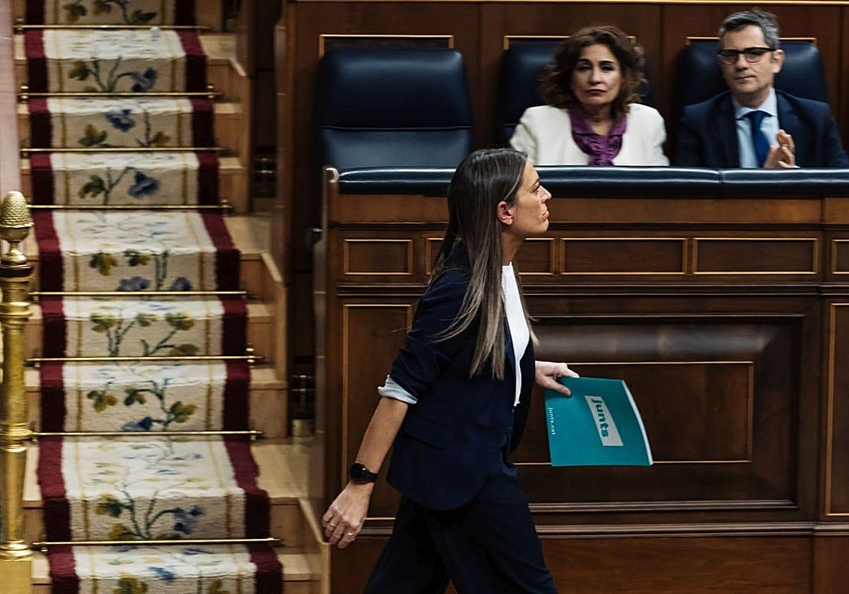 La portavoz de Junts en el Congreso, Miriam Nogueras, pasa por delante de María Jesús Montero