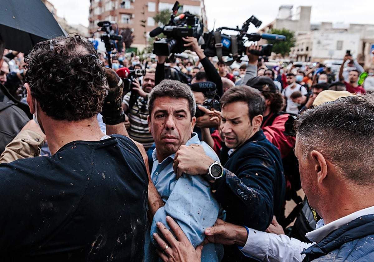 El presidente de la Generalitat Valenciana, Carlos Mazón, en Paiporta