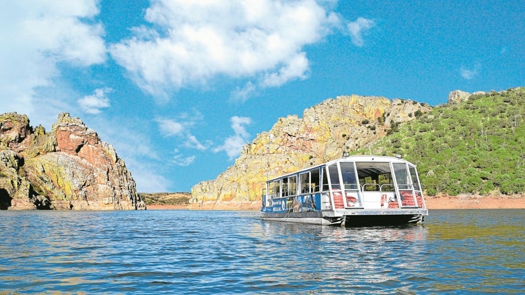 Catamarán en la localidad extremeña de Ceclavín, bañada por el Tajo