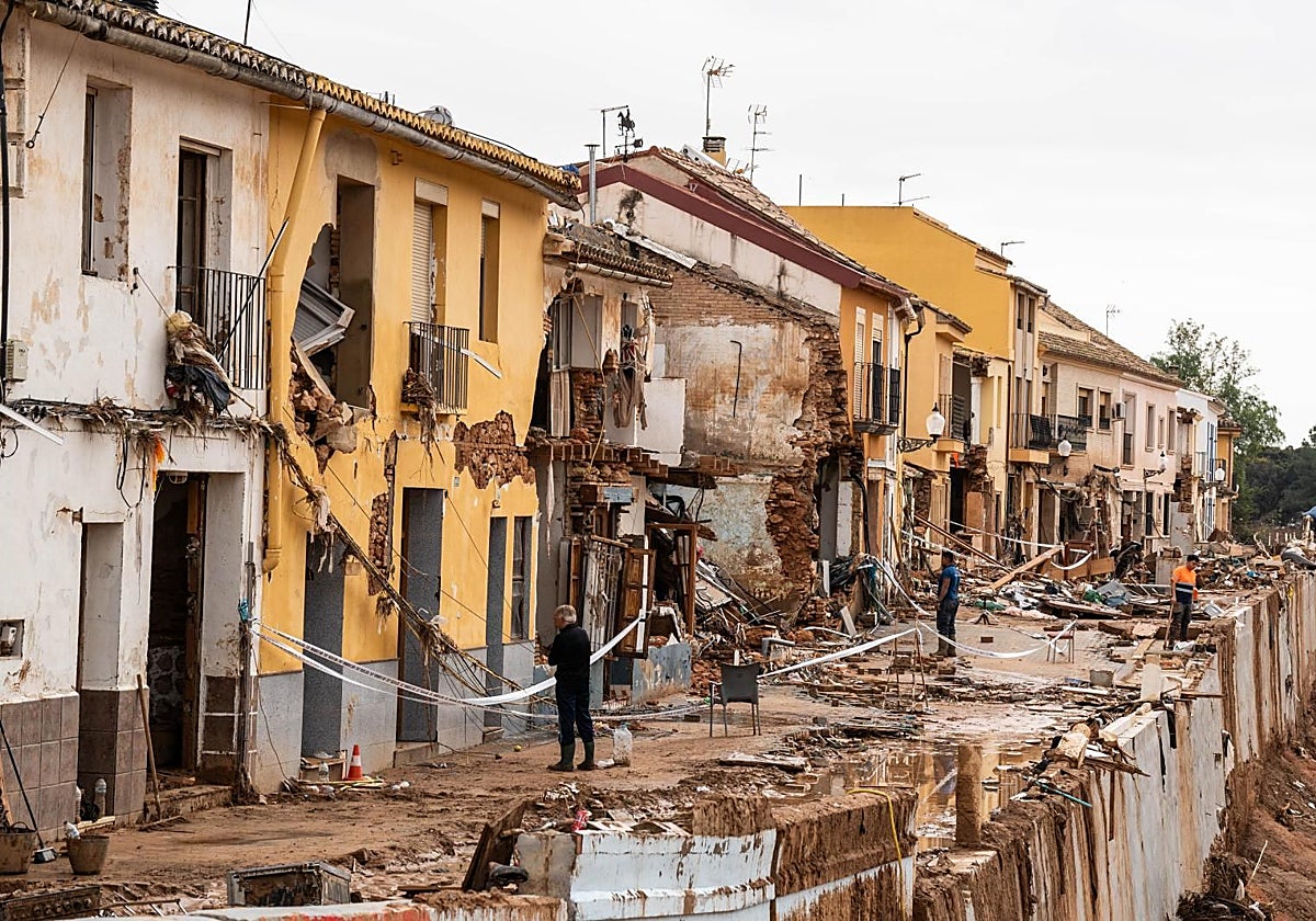 Casas destrozadas pegadas a un barranco en Picaña, Valencia