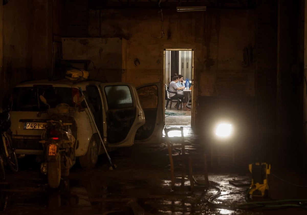 Un garaje iluminado con un foco, en Valencia