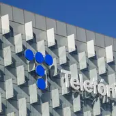 Telefónica gana 989 millones hasta septiembre, un 21,7% menos, y crea una 'joint venture' de fibra con Vodafone