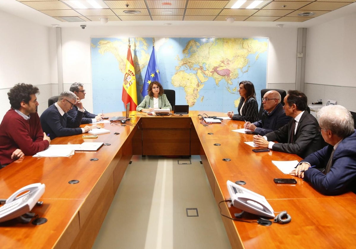 La vicepresidenta primera, María Jesús Montero, preside una reunión del comité de emergencia de la DANA