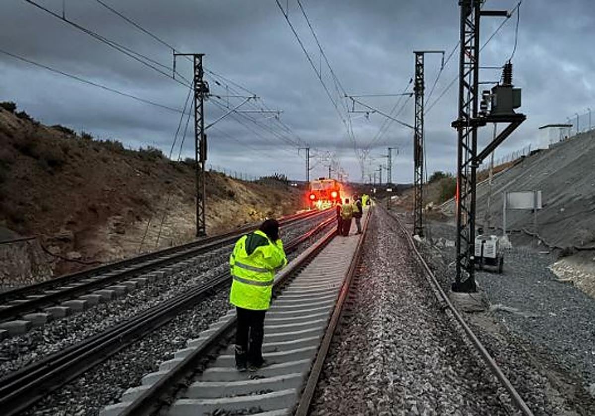 Operarios trabajando en la infraestructura ferroviaria