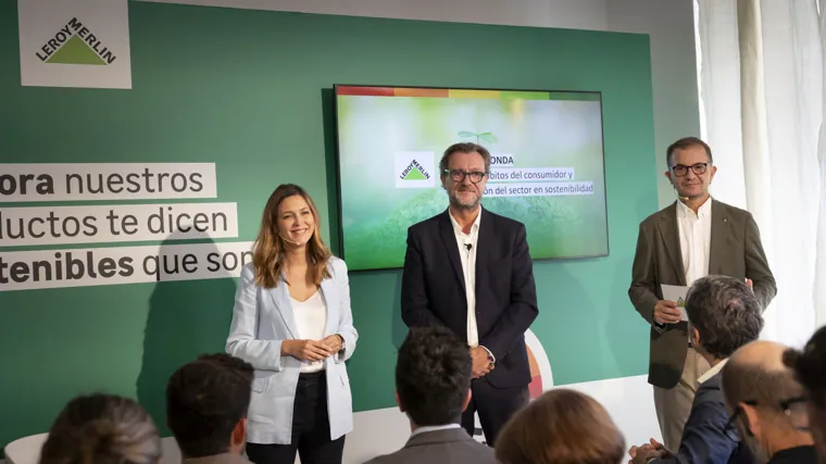 Cristina Sánchez, executive director of Positive Impact at Leroy Merlin Spain; Alain Ryckeboer, CEO of Leroy Merlin Spain and Miguel Madrigal, Marketing Director of Leroy Merlin Spain