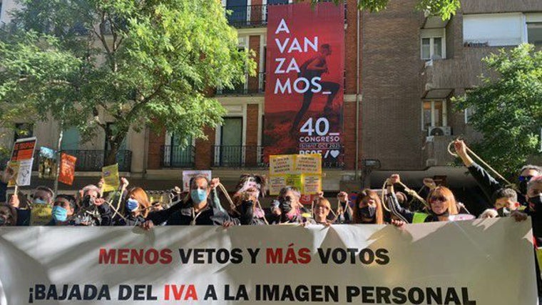 Manifestación de la 'Alianza de las peluquerías por la bajada del IVA'