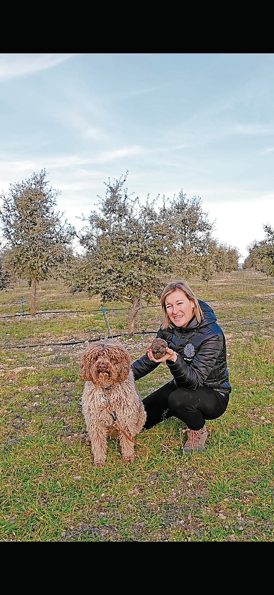 Raquel de Dios de la Fuente, responsable de RF Trufas (radicada en Canalejas de Peñafiel) junto a su fiel 'compañero' de trabajo Lucas, que localiza estos hongos subterráneos