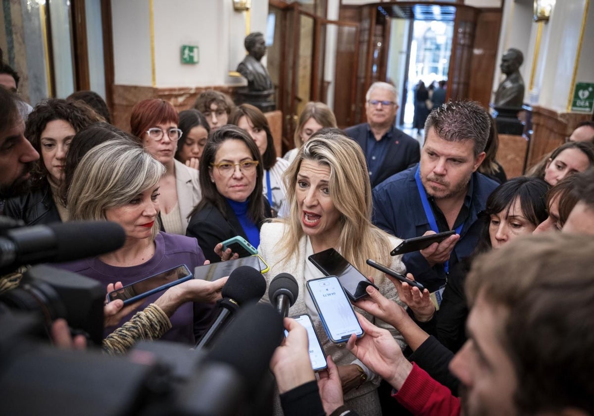 La ministra de Trabajo, Yolanda Díaz, atiende a los medios en los pasillos del Congreso