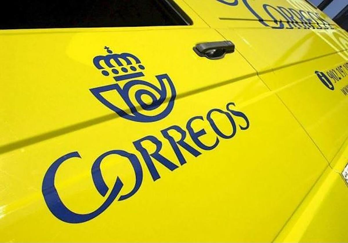 El logo de Correos en una furgoneta