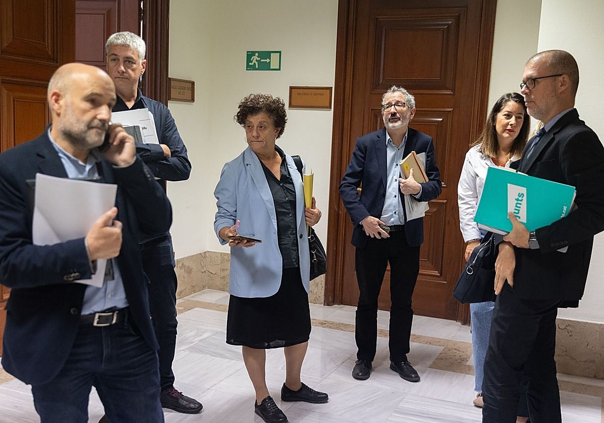 Diputados de BNG, Bildu, ERC, Sumar, PSOE y Junts, en la reunión de la Comisión de Hacienda