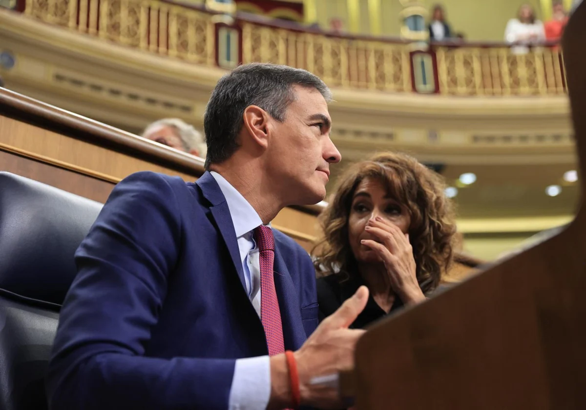 El presidente del Gobierno, Pedro Sánchez, junto a la vicepresidenta primera, María Jesús Montero