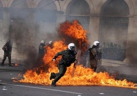 Los trabajadores griegos protestan por los bajos salarios y los altos precios de la vivienda con una huelga general