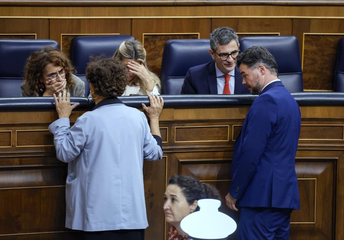 La ministra de Hacienda, María Jesús Montero, conversa con diputados de ERC en el Congreso