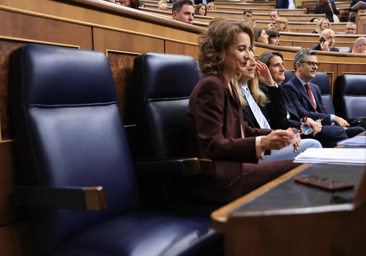 La ministra de Hacienda, María Jesús Montero, junto a compañeros de gabinete en el Congreso