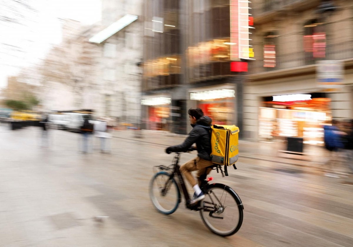 Un rider de Glovo circulando por las calles de Barcelona