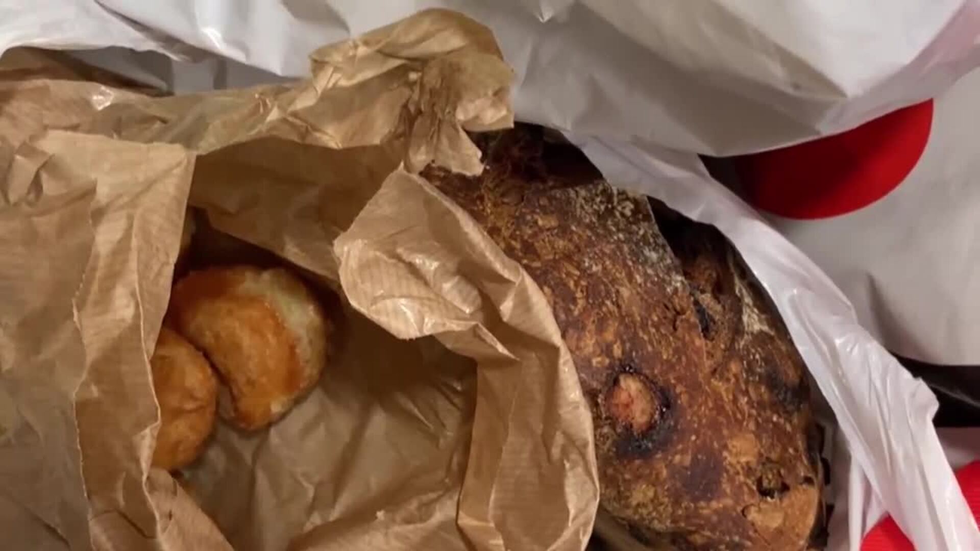 Una asociación de París reparte cestas de alimentos entre universitarios en situación precaria