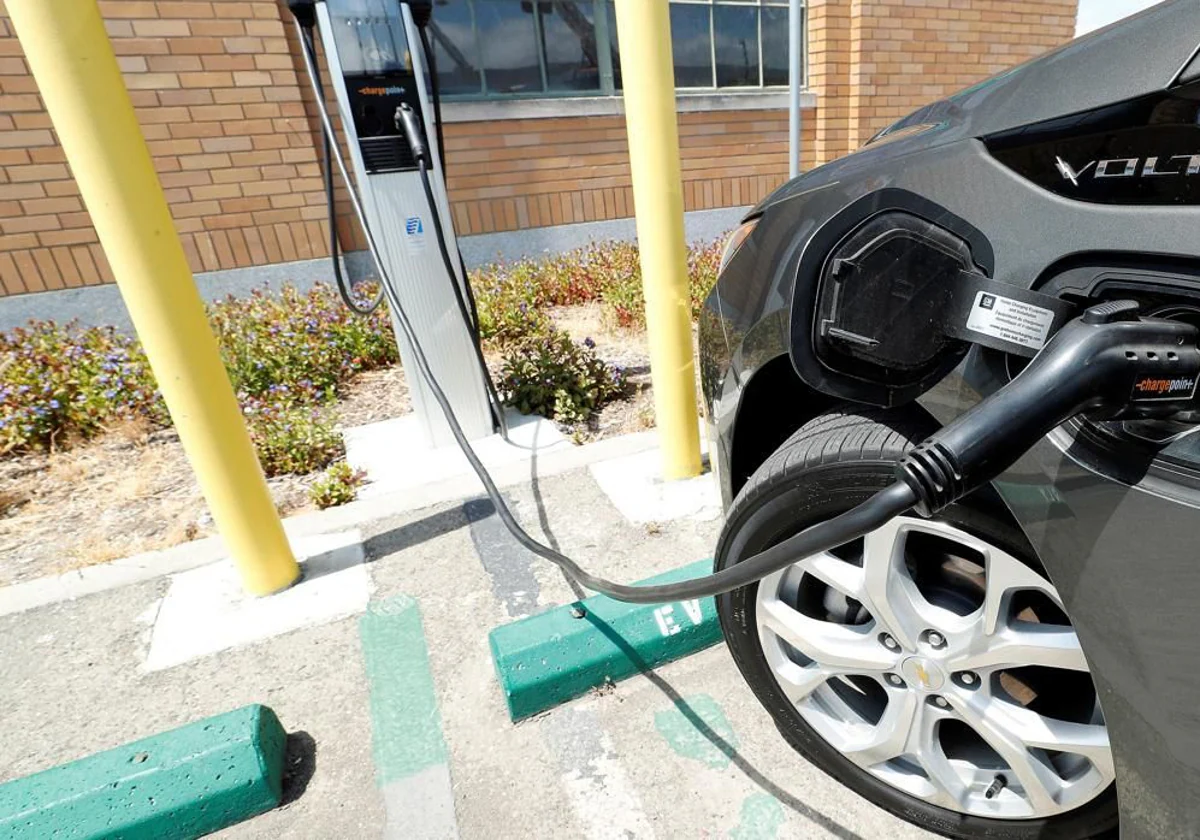 Un vehículo eléctrico enchufado a una instalación de recarga