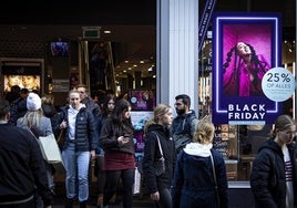 Consumo investiga posibles falsas rebajas durante el Black Friday y amenaza con sancionar a los establecimientos