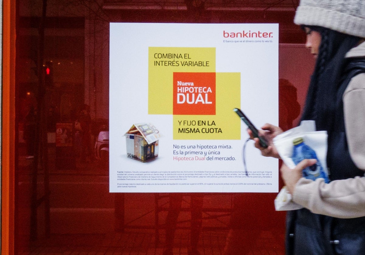 Una joven pasa frente a una sucursal bancaria en Madrid